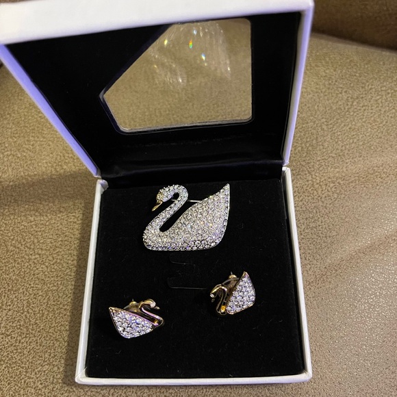 Elegant Swan Jewelry Set with Crystals - Picture 1 of 1